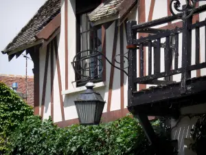 Barbizon - Lamp en houten balkon van een huis