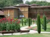 Barbotan-les-Thermes - Spa (op de stad Cazaubon) Spa (SPA) en het park met bloemen, palmbomen, cipressen en banken