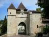 Barbotan-les-Thermes - Spa (en la localidad de Cazaubon) Campanario (puerta fortificada de edad) de la Iglesia de San Pedro