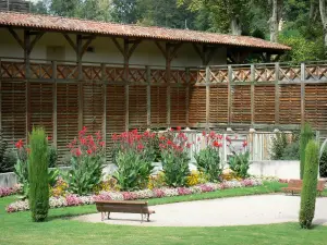 Barbotan-les-Thermes - Thermalbad (auf der Gemeinde Cazaubon): Kurbad (Kurhaus) und Park geschmückt mit Sitzbänken und Blumen