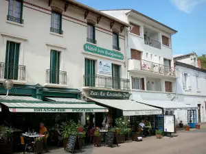 Barbotan-les-Thermes - Thermalbad (auf der Gemeinde Cazaubon): Terrasse eines Restaurants und Häuserfassaden der Avenue des Thermes