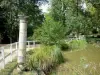 Barbotan-les-Thermes - Spa (op de stad Cazaubon): Thermal Park (plas water, waterplanten, kolom, oprit en bomen)