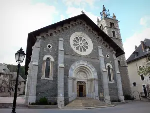 Barcelonnette - Saint-Pierre church and its squar bell tower, lamppost and houses of the city