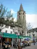 Barcelonnette - Tour Cardinalis (tour de l'Horloge) dominant la place Manuel (maisons, terrasse de café, lampadaires et arbres)