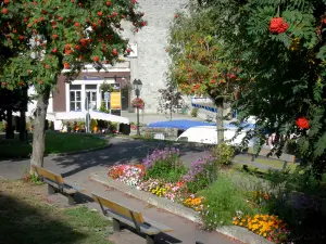 Barèges - Station thermale et de ski : jardin public fleuri (fleurs) agrémenté de bancs