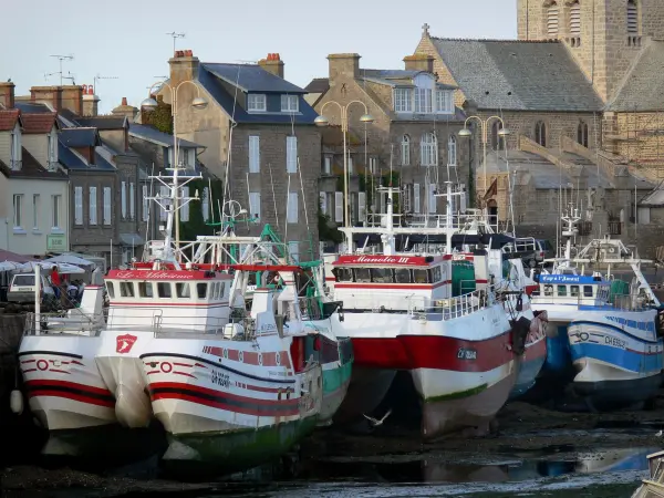 Barfleur - Puerto: Los barcos de pesca amarrados en el muelle, casas de granito y la iglesia del pueblo, en la península de Cotentin