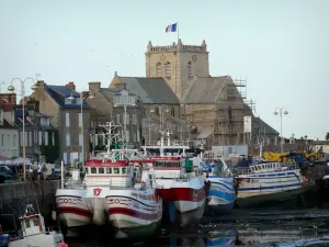 Barfleur - Hafen: Fischdampfer angelegt am Kai, Häuser aus Granit und Kirche des Dorfs; auf der Halbinsel Cotentin