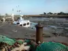 Barfleur - Hafen: Kai mit Fischnetzen, Boote bei Ebbe