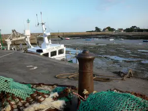 Barfleur - Hafen: Kai mit Fischnetzen, Boote bei Ebbe