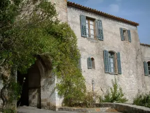 Bargème - Guardia de la puerta y los restos de la villa medieval