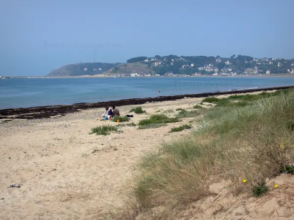 Barneville-Carteret - Playa (Barneville-Plage) con vistas al mar (el canal), el puerto y balneario de Cape Carteret