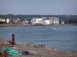 Barneville-Carteret - Puerto de muelle con las redes de pesca, mar (Canal Inglés) y las casas en la localidad