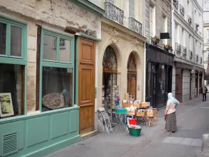 Barrio Latino - Fachadas y librería tienda en la Rue de la Parcheminerie
