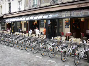 Barrio Latino - Estación de Vélib ', con su bicicletas alineadas, restaurante y terraza