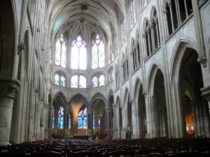 Barrio Latino - Interior de la nave de la iglesia de St. Severin y coro