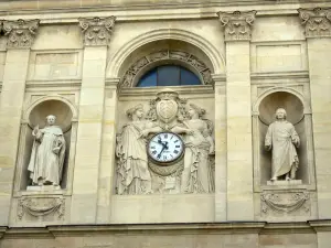 Barrio Latino - Reloj y estatuas en la fachada de la capilla de la Sorbona