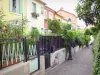 Barrio de la Mouzaïa - Fachadas de casas llenas de coloridos pequeños jardines de flores