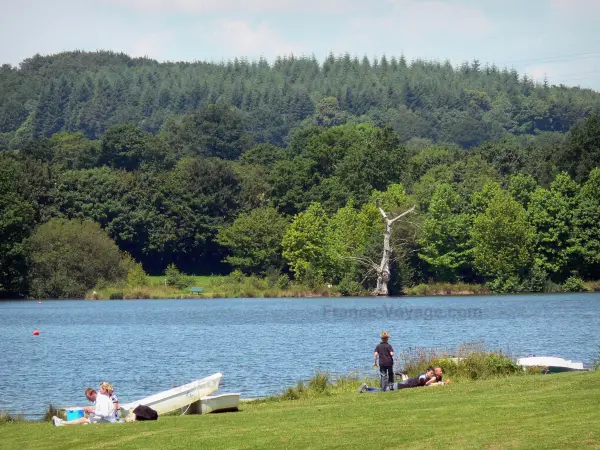 Base de loisirs de La Ferté-Macé - Plan d'eau (lac), pelouse et arbres ; dans le Parc Naturel Régional Normandie-Maine