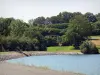 Base de loisirs de La Ferté-Macé - Plan d'eau (lac) et arbres ; dans le Parc Naturel Régional Normandie-Maine