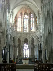 Basílica de Évron - Interior de la Basílica de Nuestra Señora del Espino: coro gótico