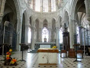 Basílica de Évron - Interior de la Basílica de Nuestra Señora del Espino: coro gótico