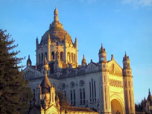 Basílica de Lisieux - Basílica de Santa Teresa y los árboles