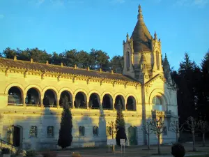 Basílica de Lisieux - Galería de la Basílica de Santa Teresa y los árboles