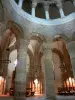 Basílica de Neuvy-Saint-Sépulchre - Dentro de la Basílica de Saint-Jacques-le-Mayor (iglesia, la iglesia de Saint-Etienne): columnas de la rotonda
