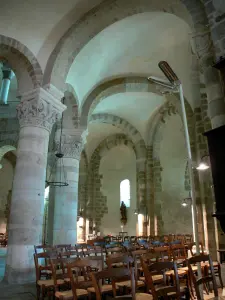 Basílica de Neuvy-Saint-Sépulchre - Dentro de la Basílica de Saint-Jacques-le-Mayor (iglesia, la iglesia de Saint-Etienne): columnas de la rotonda