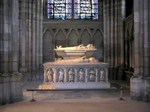 Basilica di San Denis - All'interno della basilica di Saint-Denis, necropoli reale: tomba con sculture funerarie e vetrate sullo sfondo