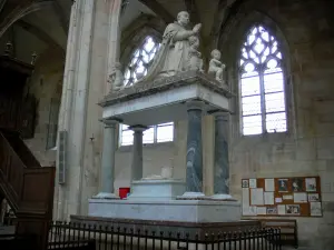 Basiliek van Cléry-Saint-André - Binnen in de basiliek Notre-Dame de Clery Cenotaph Lodewijk XI