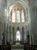 Basiliek van Évron - Interieur van de basiliek van Onze Lieve Vrouw van de Thorn: gotische koor