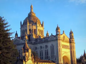 Basiliek van Lisieux - Basiliek van St. Theresia en bomen