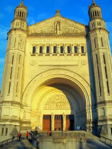 Basiliek van Lisieux - Portaal van de Basiliek van St. Theresia