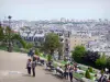 Basiliek van Sacré-Cœur - Bankjes onder de basiliek in Montmartre, met uitzicht op de gebouwen van Parijs