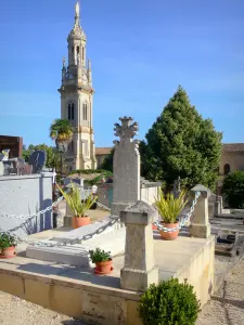 Basiliek van Verdelais - Klokkentoren van de Basiliek van Onze Lieve Vrouw van Verdelais en de begraafplaats met het graf van de schilder Henri de Toulouse - Lautrec