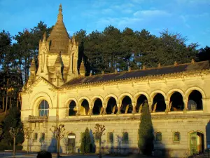 Basilika von Lisieux - Galerie der Basilika Sainte-Thérèse und Bäume