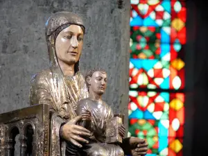 Basilika von Orcival - In der romanischen Basilika Notre-Dame: Standbild der thronenden Muttergottes und Kirchenfenster