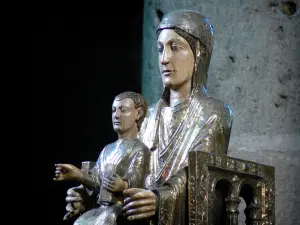 Basilika von Orcival - In der romanischen Basilika Notre-Dame: Standbild der thronenden Muttergottes