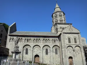 Basilika von Orcival - Romanische Basilika Notre-Dame und ihr achteckiger Glockenturm mit zwei Etagen