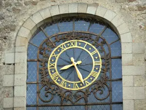 Basilique d'Évron - Horloge de la basilique Notre-Dame-de-l'Épine
