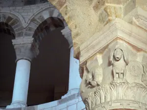 Basilique de Neuvy-Saint-Sépulchre - Intérieur de la basilique Saint-Jacques-le-Majeur (église, collégiale Saint-Étienne) : chapiteau sculpté et colonnes de la rotonde