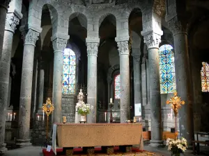 Basilique d'Orcival - Intérieur de la basilique romane Notre-Dame : choeur : maître-autel en granit, statue de la Vierge en Majesté, chapiteaux sculptés et vitraux