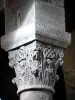 Basilique d'Orcival - Intérieur de la basilique romane Notre-Dame : chapiteau sculpté