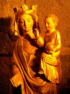 Basilique d'Orcival - Crypte de la basilique romane Notre-Dame : statue en bois de la Vierge à l'Enfant