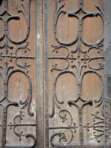 Basilique d'Orcival - Pentures en fer forgé d'une porte de la basilique romane Notre-Dame