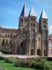 La basilique de Paray-le-Monial - Paray-le-Monial: Basilique du Sacré-Coeur (édifice roman) et parterre de fleurs