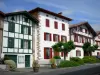 Baskenland-Landschaften - Typische Häuser mit roten und grünen Fensterläden des Baskendorfes Ainhoa