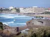 Baskenland-Landschaften - Biarritz: Steg des Felsens Basta mit Sicht auf den Ozean, den grossen Strand und die Fassaden der Meeresfront des Badeortes