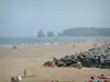 Baskenland-Landschaften - Strand von Henday und seine Feriengäste mit Blick auf die zwei Felsen Deux Jumeaux, den Atlantischen Ozean und die Felsenwände der baskischen Steilküste